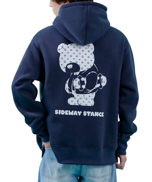 SIDEWAY STANCE(サイドウェイスタンス)の「【SIDEWAY STANCE】モノグラム ダウナーベア 裏起毛 プルパーカー(パーカー・メンズ・ネイビー/杢グレー・MEDIUM/LARGE/X-LARGE)」の1枚目の写真