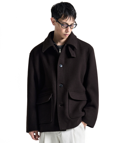COSTUME O’CLOCK（コスチュームオクロック）の「[COCL X OH JEONG GYU] ウール セミオーバーサイズ ハーフコート ブラウン COOSCT027BROWN（チェスターコート・メンズ・その他・LARGE/MEDIUM/SMALL）」の2枚目の写真