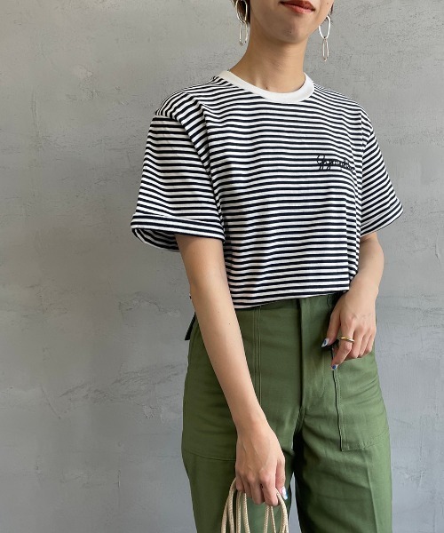 GYMPHLEX（ジムフレックス）の「[GYMPHLEX/ジムフレックス] ロゴ刺繍Tシャツ（Tシャツ/カットソー・レディース・ホワイト/グレー/ネイビー/ホワイト×ネイビー/ブラック/ベージュ/ホワイト×カーキブラウン/チャコール/ライトベージュ・14/L/M）」の2枚目の写真