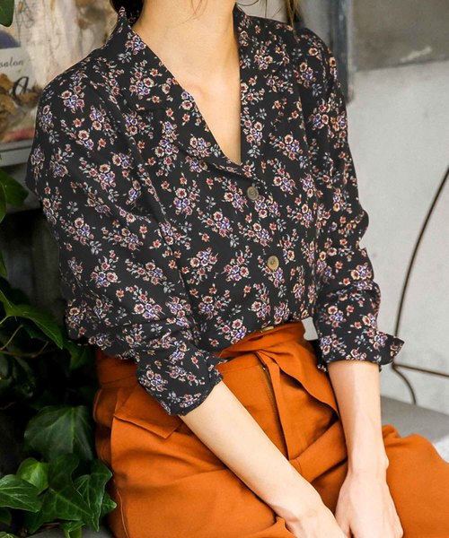 select MOCA（セレクトモカ）の「花柄フロントボタンブラウス/長袖花柄