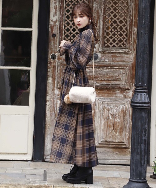 one after another NICE CLAUP（ワンアフターアナザーナイスクラップ）の「ファーバレルバッグ（ショルダーバッグ・レディース・ブラウン/アイボリー/ラベンダー・FREE）」の9枚目の写真