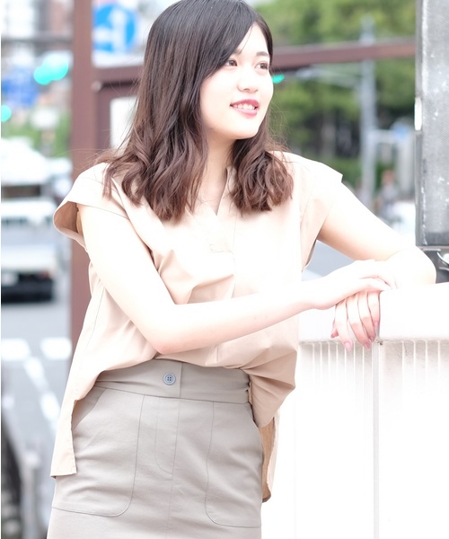 TRUDEA(トルディア)の「抜き衿Vネックブラウス(シャツ/ブラウス・レディース・ホワイト/ブラック/ベージュ/ピンク/イエロー/ラベンダー・MEDIUM/LARGE)」の15枚目の写真
