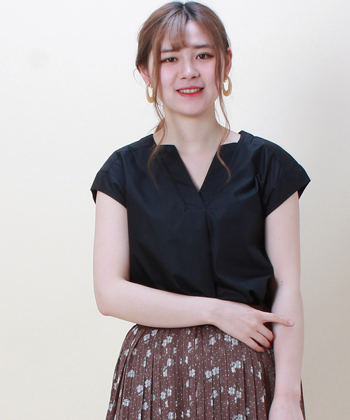 TRUDEA(トルディア)の「抜き衿Vネックブラウス(シャツ/ブラウス・レディース・ホワイト/ブラック/ベージュ/ピンク/イエロー/ラベンダー・MEDIUM/LARGE)」の17枚目の写真