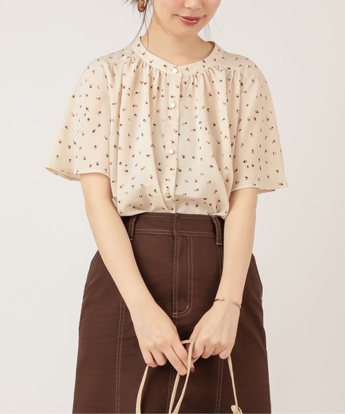 natural couture（ナチュラルクチュール）の「【ZOZO限定】とろみサテンフレア袖ギャザーブラウス（シャツ/ブラウス・レディース・ベージュ/ブラウン/グリーン/アイボリー/その他1/その他2・FREE）」の6枚目の写真