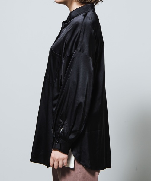 WEGO（ウィゴー）の「WEGO/バックフォトサテンシャツ（シャツ/ブラウス・レディース・ブラック・FREE）」の2枚目の写真