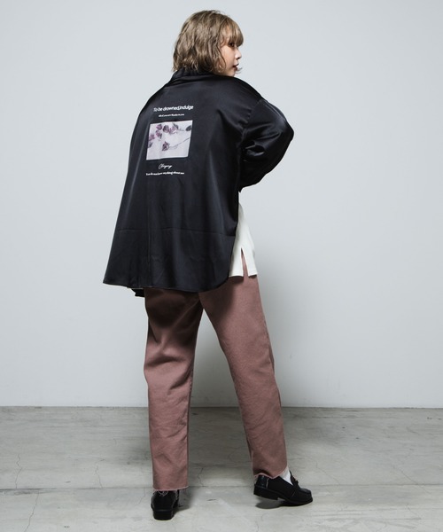 WEGO（ウィゴー）の「WEGO/バックフォトサテンシャツ（シャツ/ブラウス・レディース・ブラック・FREE）」の8枚目の写真