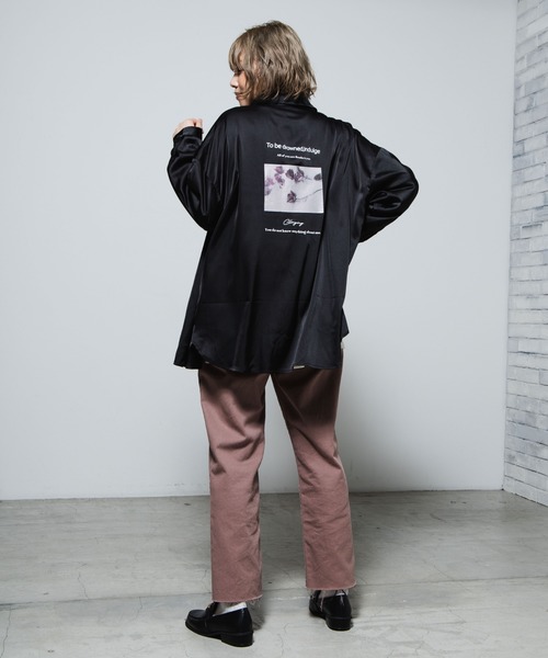 WEGO（ウィゴー）の「WEGO/バックフォトサテンシャツ（シャツ/ブラウス・レディース・ブラック・FREE）」の5枚目の写真