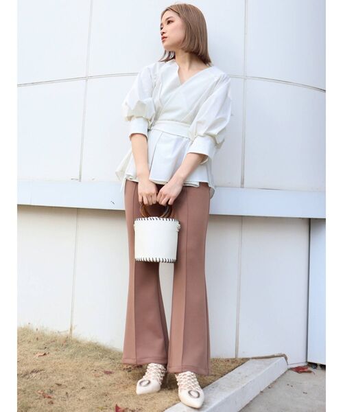 MURUA（ムルーア）の「バックオープンボリュームスリーブシャツ（シャツ/ブラウス・レディース・ホワイト/ブラック/ベージュ/ライトグリーン・FREE）」の6枚目の写真