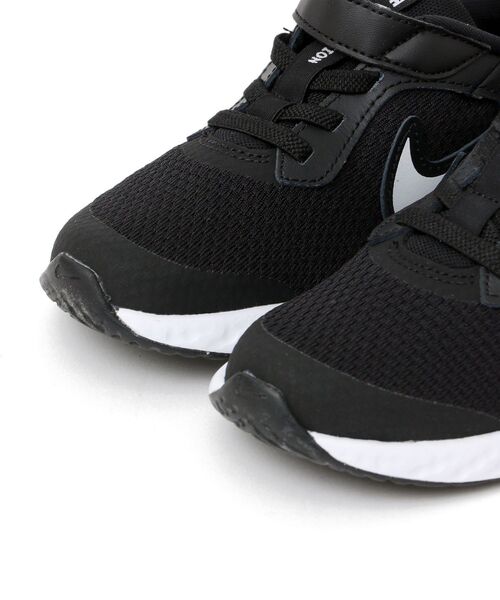 NIKE(ナイキ)の「NIKE:REVOLUTION5(スニーカー・キッズ・ブラック・18/19/20/21/22/17)」の2枚目の写真