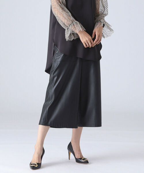 EFFE BEAMS(エッフェビームス)の「ROOM NO.8 / フェイクレザー キュロット(その他パンツ・レディース・ブラック/オリーブ・2/1)」の3枚目の写真