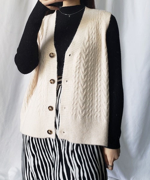 me+em select（ミームセレクト）の「【 7色展開 】レトロ風フロントボタンカラーニットベスト（ベスト・レディース・ホワイト/ブラック/ベージュ/カーキ/イエロー/オレンジ/ブルー/ブルーグレー・FREE）」の5枚目の写真