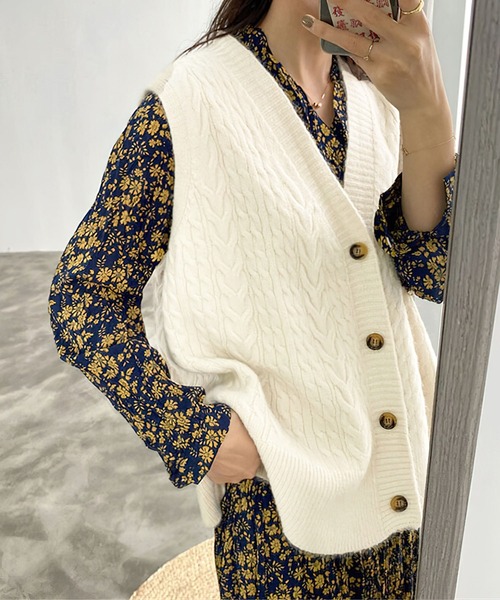 me+em select（ミームセレクト）の「【 7色展開 】レトロ風フロントボタンカラーニットベスト（ベスト・レディース・ホワイト/ブラック/ベージュ/カーキ/イエロー/オレンジ/ブルー/ブルーグレー・FREE）」の2枚目の写真