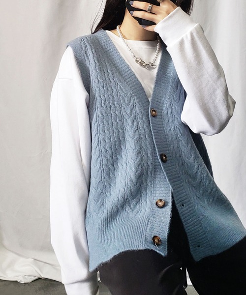 me+em select（ミームセレクト）の「【 7色展開 】レトロ風フロントボタンカラーニットベスト（ベスト・レディース・ホワイト/ブラック/ベージュ/カーキ/イエロー/オレンジ/ブルー/ブルーグレー・FREE）」の4枚目の写真