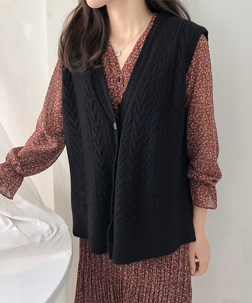 me+em select（ミームセレクト）の「【 7色展開 】レトロ風フロントボタンカラーニットベスト（ベスト・レディース・ホワイト/ブラック/ベージュ/カーキ/イエロー/オレンジ/ブルー/ブルーグレー・FREE）」の3枚目の写真