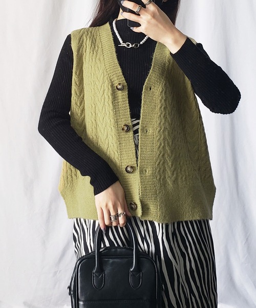 me+em select（ミームセレクト）の「【 7色展開 】レトロ風フロントボタンカラーニットベスト（ベスト・レディース・ホワイト/ブラック/ベージュ/カーキ/イエロー/オレンジ/ブルー/ブルーグレー・FREE）」の16枚目の写真