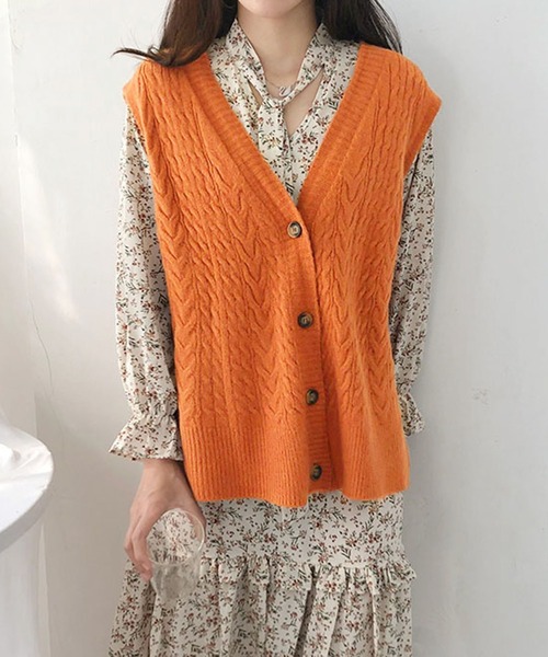 me+em select（ミームセレクト）の「【 7色展開 】レトロ風フロントボタンカラーニットベスト（ベスト・レディース・ホワイト/ブラック/ベージュ/カーキ/イエロー/オレンジ/ブルー/ブルーグレー・FREE）」の17枚目の写真