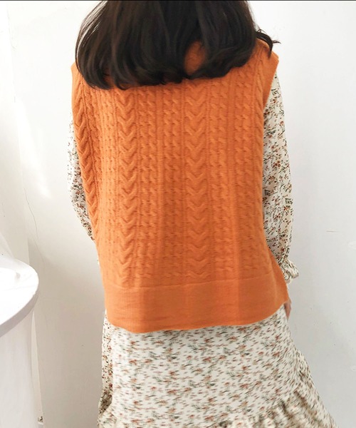 me+em select（ミームセレクト）の「【 7色展開 】レトロ風フロントボタンカラーニットベスト（ベスト・レディース・ホワイト/ブラック/ベージュ/カーキ/イエロー/オレンジ/ブルー/ブルーグレー・FREE）」の12枚目の写真