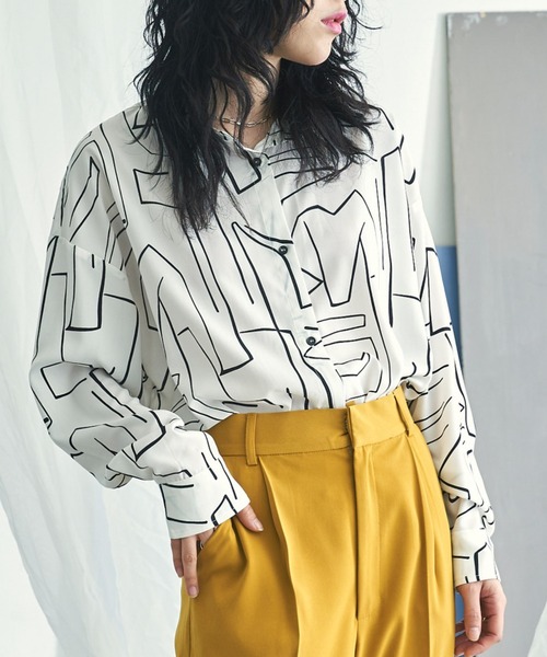 VACANCY(ヴァカンシー)の「アート柄オーバーシャツ(Tシャツ/カットソー・レディース・ブラック/ホワイト/グレイッシュベージュ・FREE)」の2枚目の写真