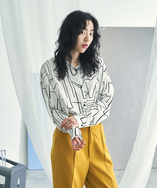VACANCY(ヴァカンシー)の「アート柄オーバーシャツ(Tシャツ/カットソー・レディース・ブラック/ホワイト/グレイッシュベージュ・FREE)」の6枚目の写真