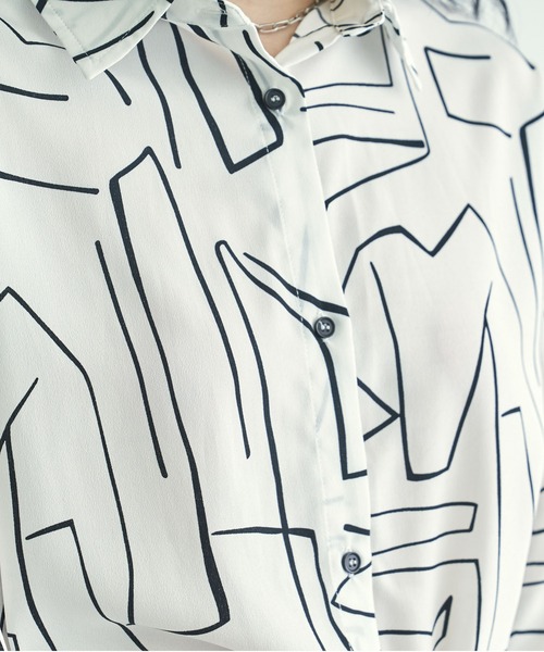 VACANCY(ヴァカンシー)の「アート柄オーバーシャツ(Tシャツ/カットソー・レディース・ブラック/ホワイト/グレイッシュベージュ・FREE)」の10枚目の写真