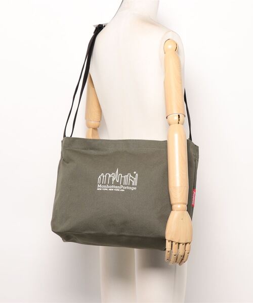 Manhattan Portage(マンハッタンポーテージ)の「Canvas Clearview Shoulder Bag Canvas 2021(ショルダーバッグ・メンズ・オリーブ/ベージュ/ダークネイビー・MEDIUM)」の8枚目の写真