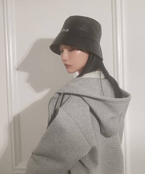 ANDGEEBEE（アンジービー）の「フェイクレザーロゴバケットハット（ハット・レディース・チャコールグレー/ブラック・FREE）」の4枚目の写真