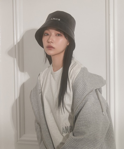 ANDGEEBEE（アンジービー）の「フェイクレザーロゴバケットハット（ハット・レディース・チャコールグレー/ブラック・FREE）」の5枚目の写真
