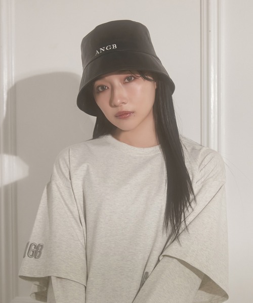 ANDGEEBEE（アンジービー）の「フェイクレザーロゴバケットハット（ハット・レディース・チャコールグレー/ブラック・FREE）」の7枚目の写真