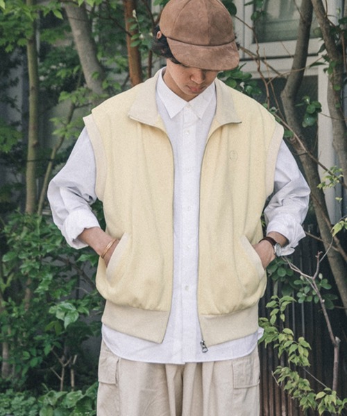 anown（アノン）の「ロゴ刺繍入り裏毛ジップアップベスト【ファッションインフルエンサー三木克海&すけ×anown限定コラボ 】（ベスト・メンズ・オフホワイト/スミクロ・FREE）」の17枚目の写真