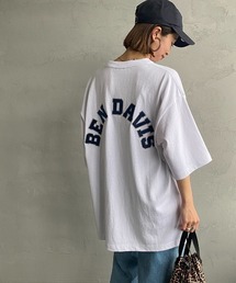 [BEN DAVIS/ベンデイビス] バックアーチロゴ カレッジワッペンTシャツ