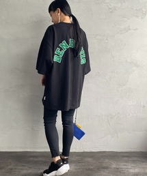 [BEN DAVIS/ベンデイビス] バックアーチロゴ カレッジワッペンTシャツ