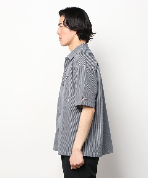 DEAR LAUREL(ディアローレル)の「DEAR LAUREL/ディアローレル ポケット ストライプ 半袖シャツ D22S2402(シャツ/ブラウス・メンズ・ネイビー・M/L)」の2枚目の写真