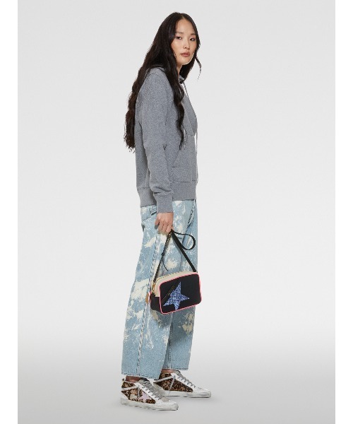 GOLDEN GOOSE（ゴールデングース）の「GOLDEN GOOSE Wide bleached denim（デニムパンツ・レディース・ライトインディゴブルー・28inch/29inch/26inch/27inch）」の4枚目の写真
