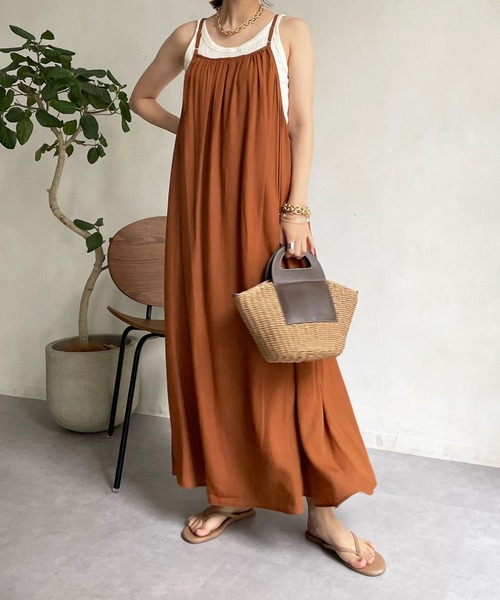 DouDou(ドゥドゥ)の「バッククロスギャザーキャミワンピース(ワンピース・レディース・ブラック/ブラウン/ピンク・FREE)」の3枚目の写真