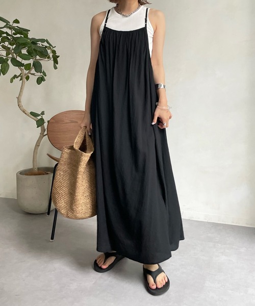 DouDou(ドゥドゥ)の「バッククロスギャザーキャミワンピース(ワンピース・レディース・ブラック/ブラウン/ピンク・FREE)」の4枚目の写真