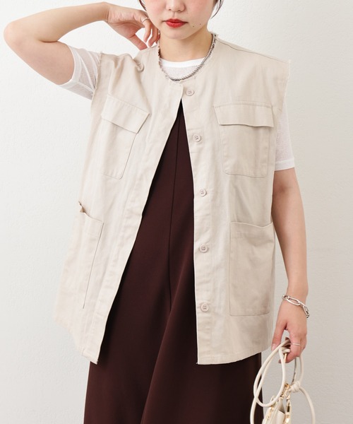 natural couture(ナチュラルクチュール)の「ポケットデザインミリタリーベスト(ベスト・レディース・ベージュ/オフホワイト/カーキ・FREE)」の2枚目の写真