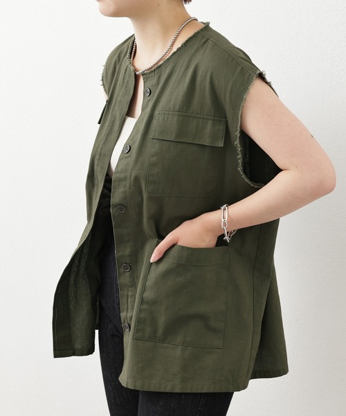 natural couture(ナチュラルクチュール)の「ポケットデザインミリタリーベスト(ベスト・レディース・ベージュ/オフホワイト/カーキ・FREE)」の3枚目の写真