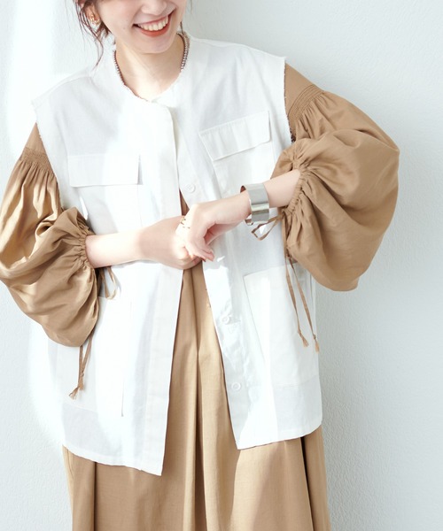 natural couture(ナチュラルクチュール)の「ポケットデザインミリタリーベスト(ベスト・レディース・ベージュ/オフホワイト/カーキ・FREE)」の7枚目の写真