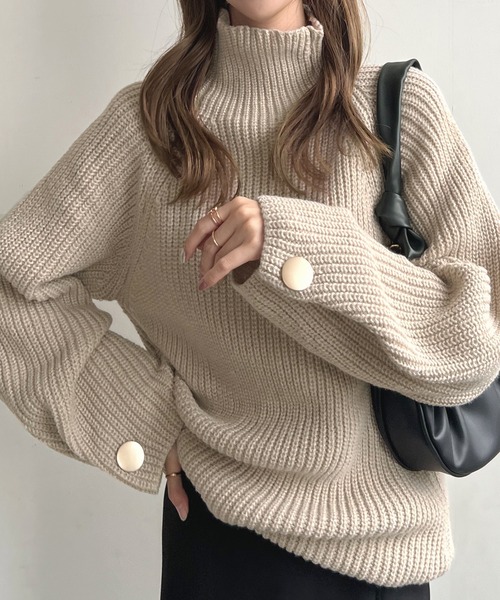 Futier land（フューティアランド）の「韓国っぽい上品な柔らかいニット♪ 袖ボタンデザインハイネックニット（ニット/セーター・レディース・ブラック/グレー/グレイッシュベージュ/アイボリー/グリーン系その他/ライトグレー/オレンジ・FREE）」の6枚目の写真