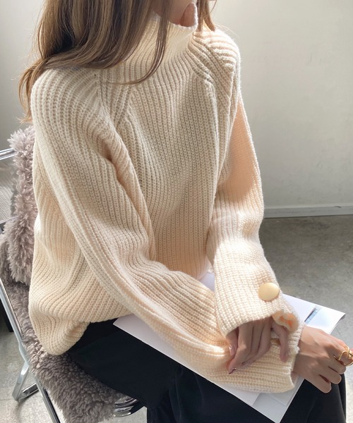 Futier land（フューティアランド）の「韓国っぽい上品な柔らかいニット♪ 袖ボタンデザインハイネックニット（ニット/セーター・レディース・ブラック/グレー/グレイッシュベージュ/アイボリー/グリーン系その他/ライトグレー/オレンジ・FREE）」の2枚目の写真