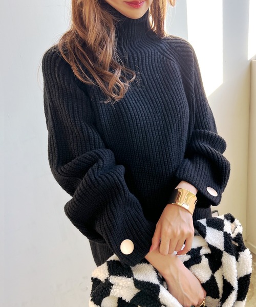 Futier land（フューティアランド）の「韓国っぽい上品な柔らかいニット♪ 袖ボタンデザインハイネックニット（ニット/セーター・レディース・ブラック/グレー/グレイッシュベージュ/アイボリー/グリーン系その他/ライトグレー/オレンジ・FREE）」の3枚目の写真