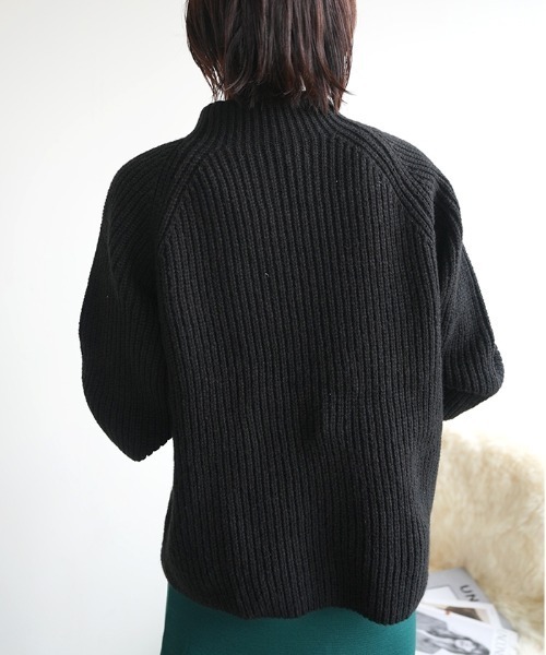 袖ボタンデザインハイネックニット