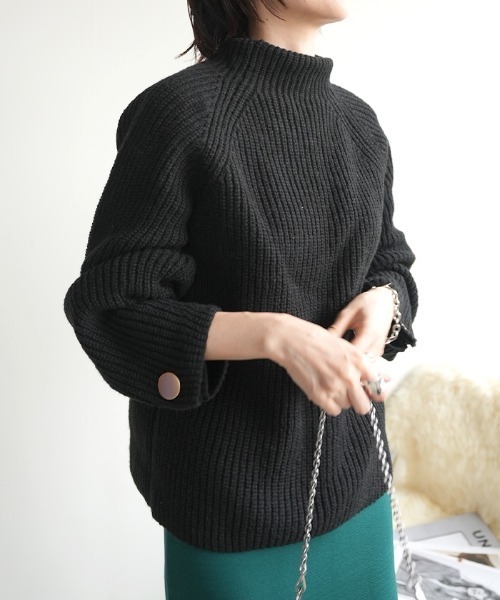 袖ボタンデザインハイネックニット