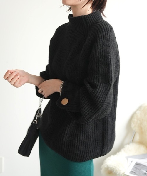 袖ボタンデザインハイネックニット