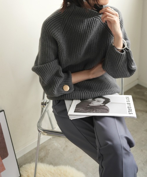 袖ボタンデザインハイネックニット