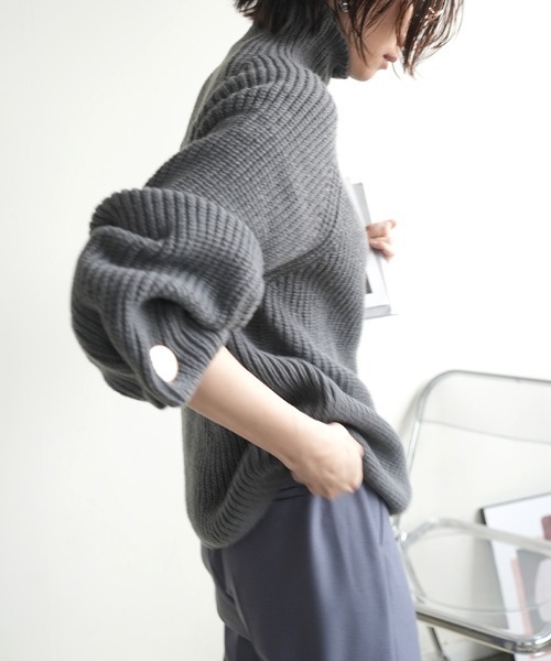 袖ボタンデザインハイネックニット