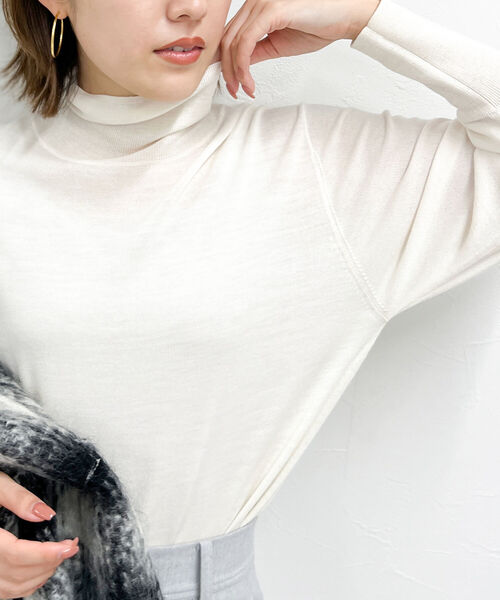 NOLLEY’S（ノーリーズ）の「《手洗い可能》アンチピリングタートルネックプルオーバーニット（ニット/セーター・レディース・ライトグレー/ブラック/ベージュ/オフホワイト/ピンク/イエロー/ブルー/ラベンダー/ベビーピンク/レッド/ホワイト系その他5・38）」の2枚目の写真