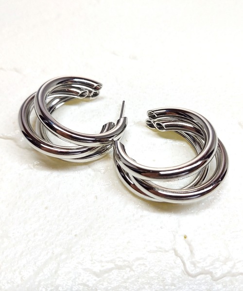 thank U more（サンキューモア）の「三連 ズラシ フープ ピアス