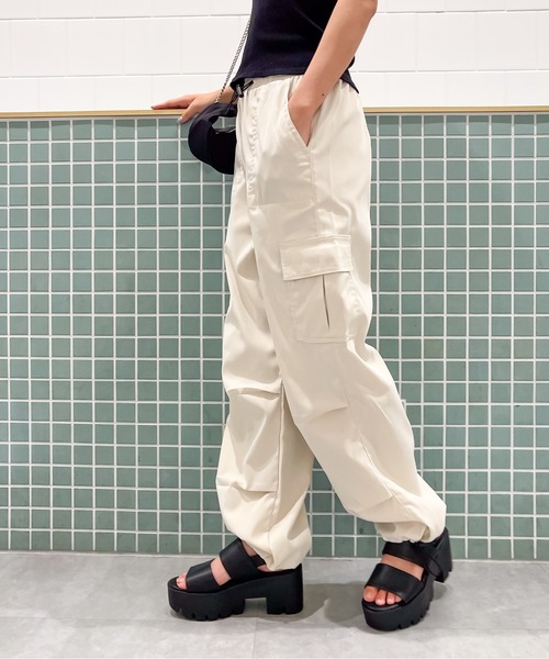 SpRay（スプレイ）の「スピンドルベーカーカーゴパンツ（カーゴパンツ・レディース・カーキ/ブラック/パープル/レッド/ピンク/ライトピンク/ラベンダー/ベージュ/アイボリー/オフホワイト/ダークグリーン/チャコールグレー/ダークベージュ・FREE）」の3枚目の写真