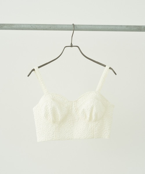 earth music&ecology（アースミュージックアンドエコロジー）の「エンボスフラワービスチェ（ベスト・レディース・ブラック/アイボリー・FREE）」の4枚目の写真